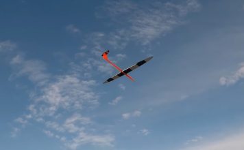 Этот радиоуправляемый самолет развивает скорость почти 900 км/ч