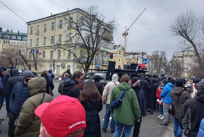 Митинг в защиту Стерненко: люди отправились к ГПУ, требуя отставки Венедиктовой. В ход пошли фаера и петарды