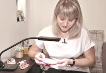 Украшения вышивает крестиком и без лупы: один крестик — меньше миллиметра