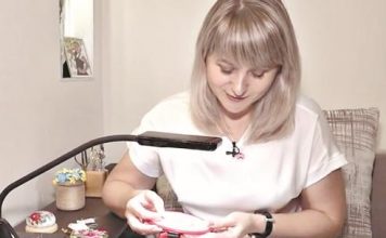 Украшения вышивает крестиком и без лупы: один крестик — меньше миллиметра