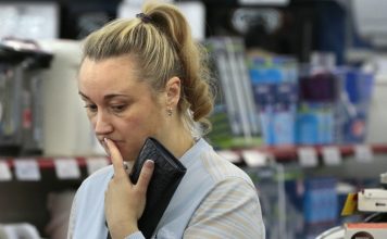 Россияне рассказали, на что откладывают деньги