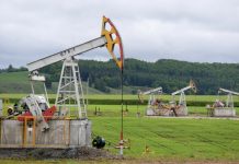 Цена нефти Brent упала ниже $65 за баррель впервые с мая