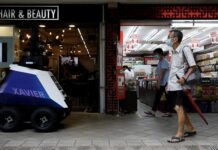 В Сингапуре роботы-полицейские начали патрулировать улицы