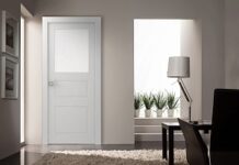 Белые двери в интерьере: уместность в интерьере, преимущества