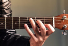 Уроки игры на гитаре: этапы обучения, где записаться