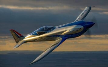 Rolls-Royce представляет «самый быстрый в мире» электромобиль