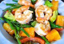 Салат из морепродуктов с курицей и ананасом