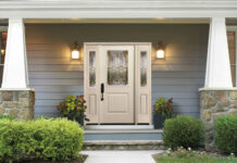 Входные двери со стеклопакетом: преимущества, как выбрать