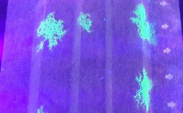 Маска-фильтр, светящаяся под ультрафиолетовым светом при воздействии коронавируса