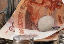 Росстат оценил долю россиян с зарплатой ниже МРОТ