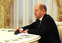 Стол переговоров Путина стал предметом спора итальянского и испанского мебельщиков