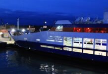 Министр заявил, что запустить паромы в Крым в субботу не позволит