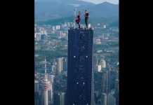 Российских туристов решили засудить за фото на самом высоком небоскрёбе Азии