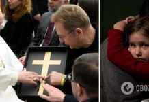 Садовый передал Папе Римскому крест с осколком российской ракеты, которым оккупанты ранили 13-летнюю девочку Настю. Фото