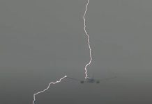 Во время ужасного шторма в Анталии в самолет с туристами ударила молния