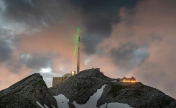 Впервые молнии перенаправлены с помощью лазера