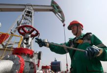 Путин продлил действие указа об ответных мерах на потолок цен на нефть