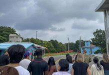 Туристы были шокированы, когда американский солдат из группы рванул в сторону Северной Кореи и исчез