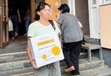 Фонд Рината Ахметова отправил переселенцам в Черноморск 3,5 тысяч проднаборов