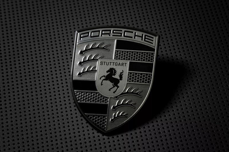 Версии Turbo моделей Porsche получили логотип в новом цвете и другое оформление салона