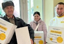 В »Зеленом центре» в Запорожье переселенцам выдали помощь от Фонда Рината Ахметова