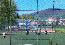 Перестали играть в футбол и стали на колени. Фото, как дети встречают Героя «на щите», растрогало сеть