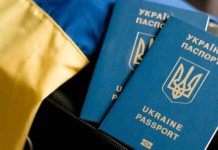 За границей перестали выдавать паспорта военнообязанным украинцам: Чалый указал на главную нестыковку