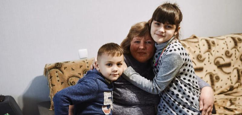 "Ни один ребенок не попал в интернат": Фонд Рината Ахметова поделился советами патронатной воспитательницы 15 детей из Харьковщины