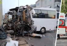 Десятки российских туристов госпитализированы: в Турции туристический автобус на полном ходу врезался в столб, превратившись в груду металла