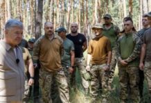 Идите на фронт и там завоюйте этот авторитет: Порошенко жестко обратился к тем, кто подрывает доверие к ВСУ