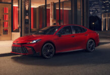 Toyota Camry слегка обновилась и обзавелась «тёмной» спецверсией