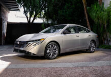 Обновлённый седан Nissan Sentra: «располосованное» лицо, большой планшет и прежняя техника