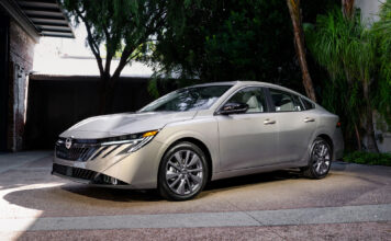 Обновлённый седан Nissan Sentra: «располосованное» лицо, большой планшет и прежняя техника